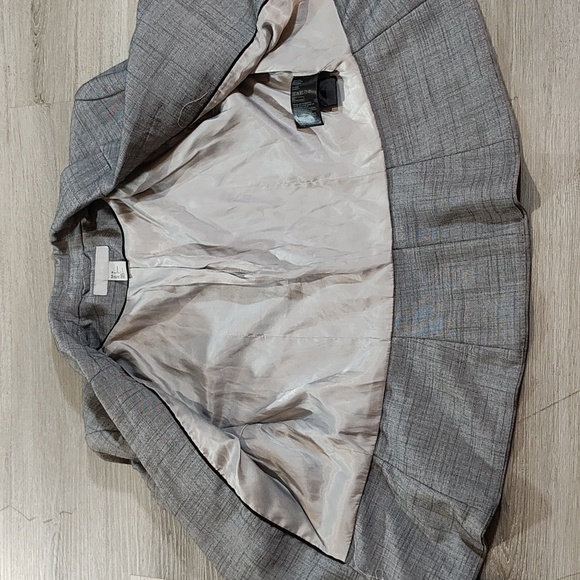 **5/$25** H&M Fitted Blazer - Picture 6 of 7